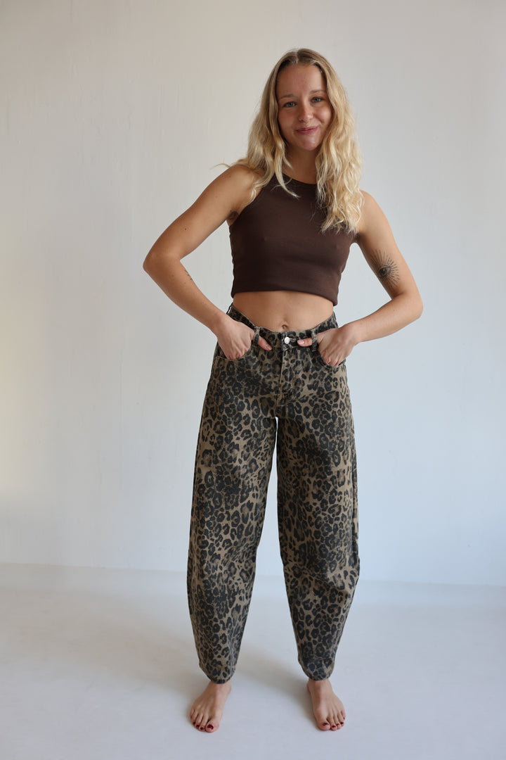 Barrel Jeans mit Leoprint