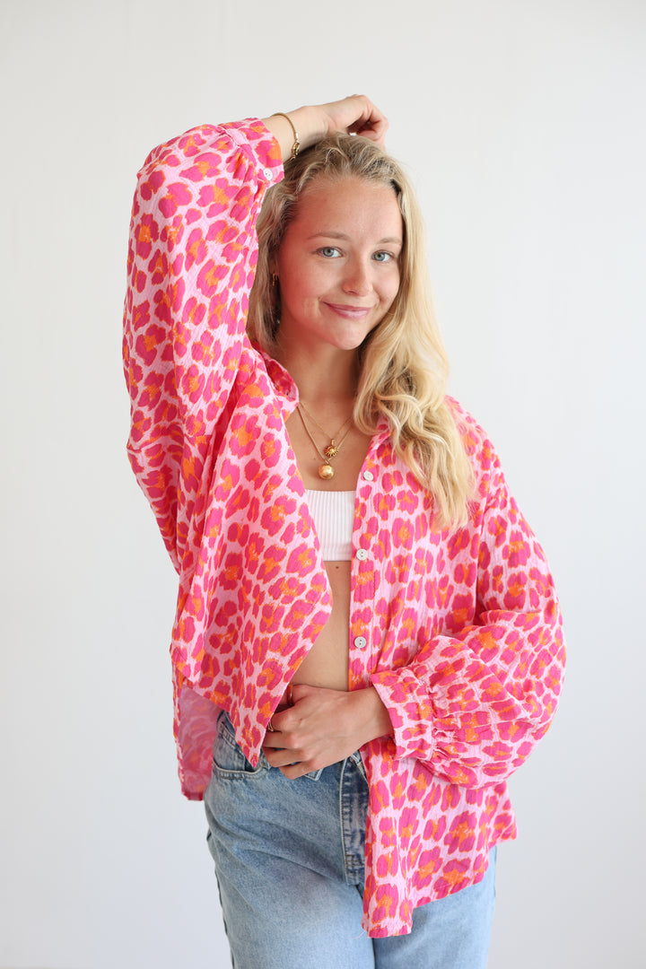 Kurzes Blusenhemd aus Musselin mit Leoprint Leolove