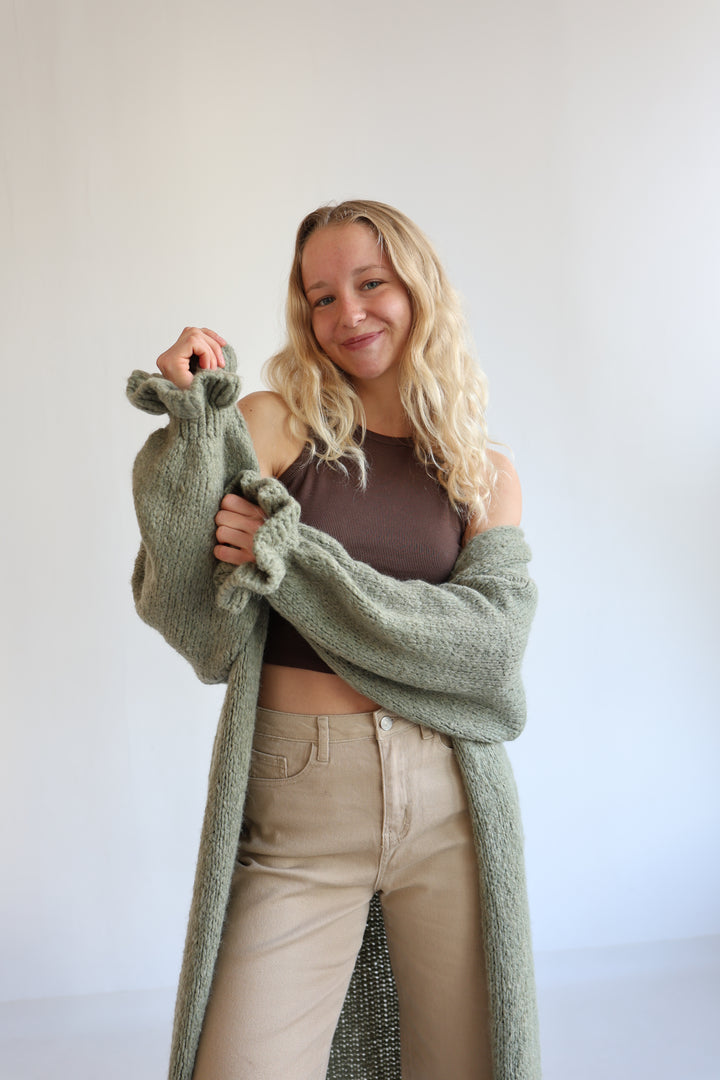 Langer Cardigan mit Rüschenärmeln Clara