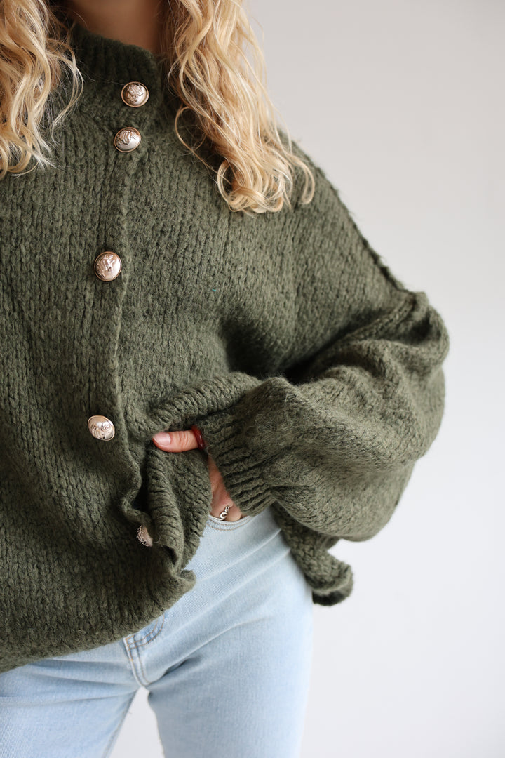 Kurzer Oversize Cardigan mit goldenen Manschettenknöpfen Claire