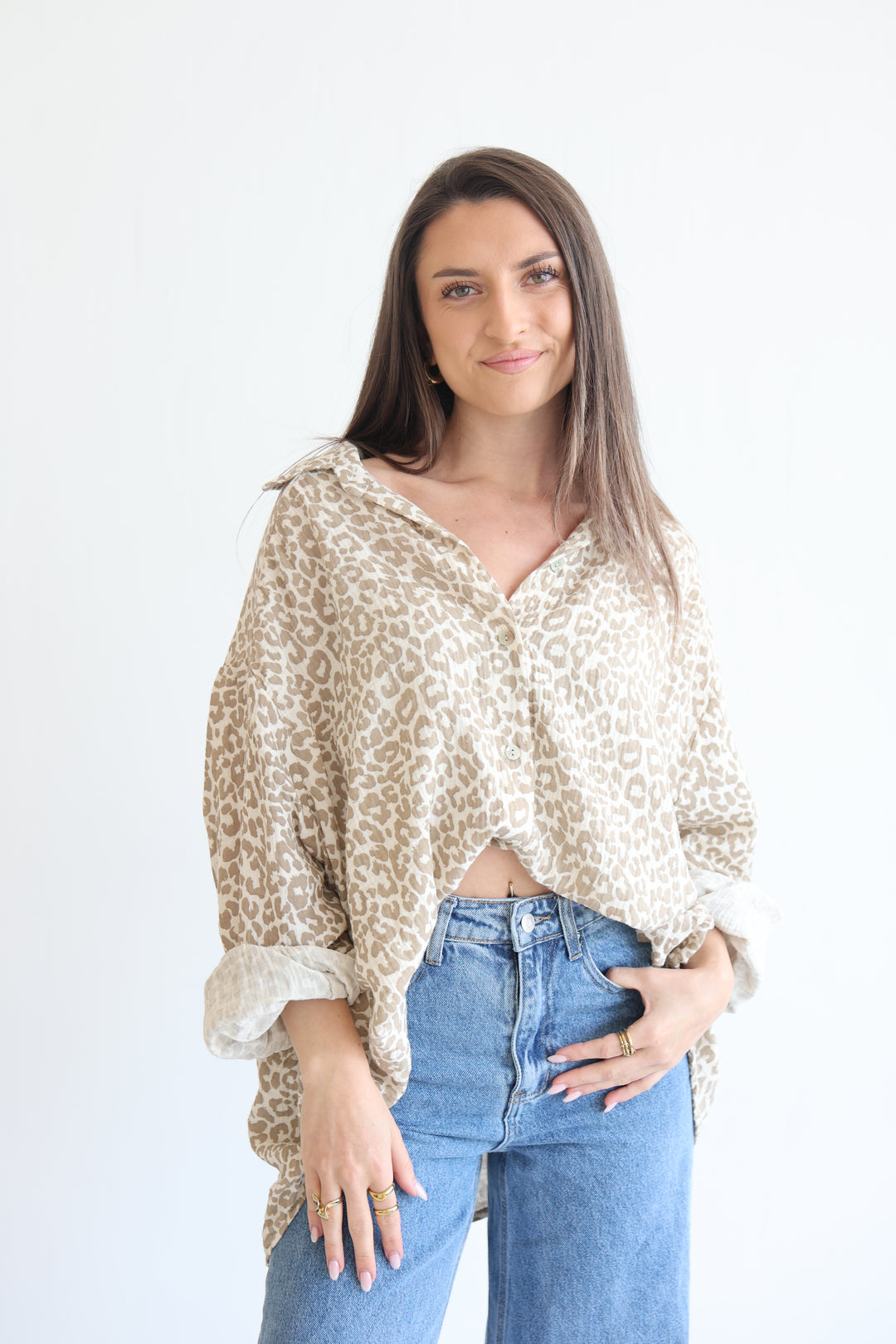 Kurzes Blusenhemd aus Musselin mit Leoprint Leolove