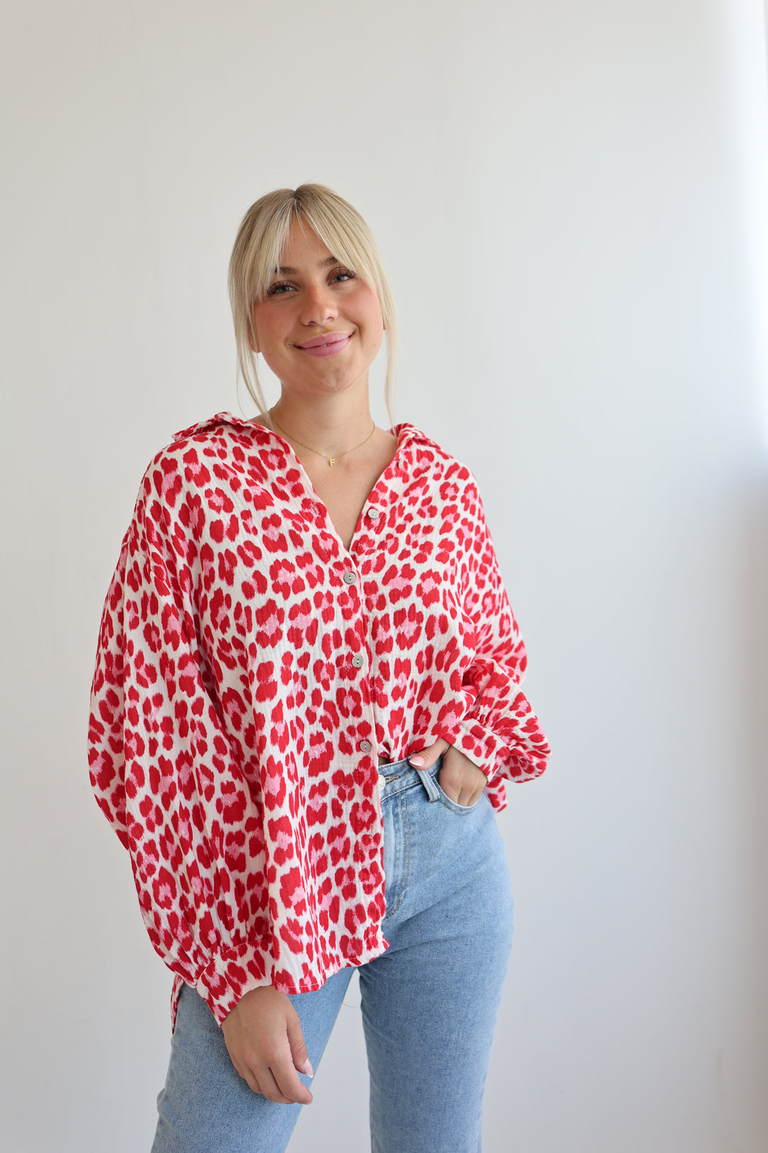 Kurzes Blusenhemd aus Musselin mit Leoprint Leolove