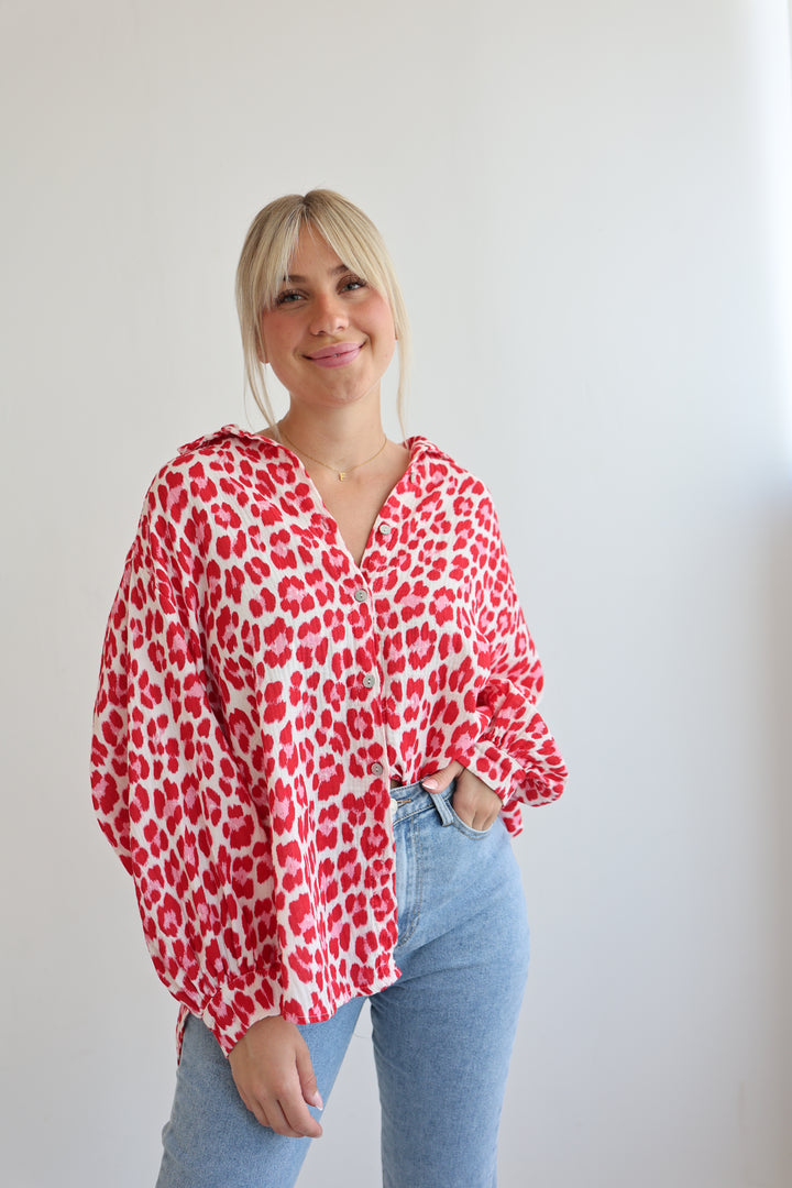 Kurzes Blusenhemd aus Musselin mit Leoprint Leolove