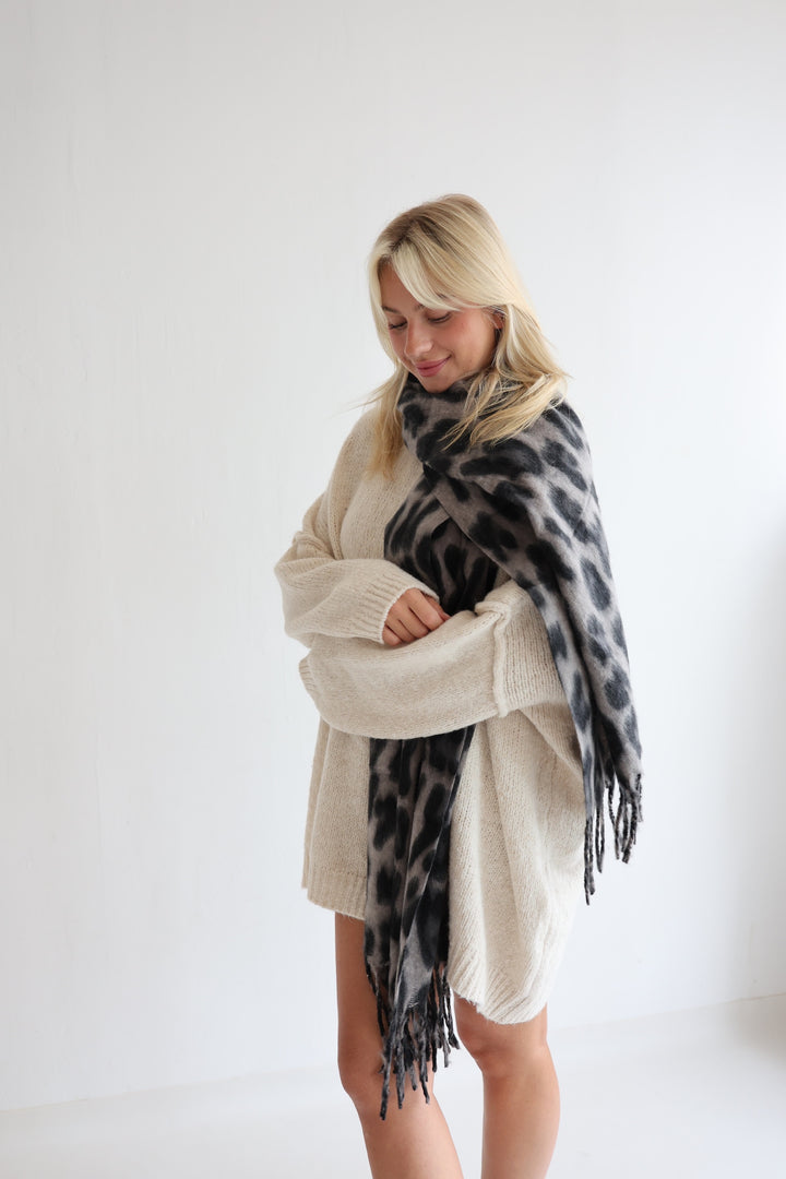 Langer Schal mit Leoprint Luna
