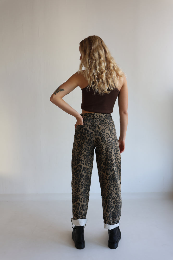 Barrel Jeans mit Leoprint
