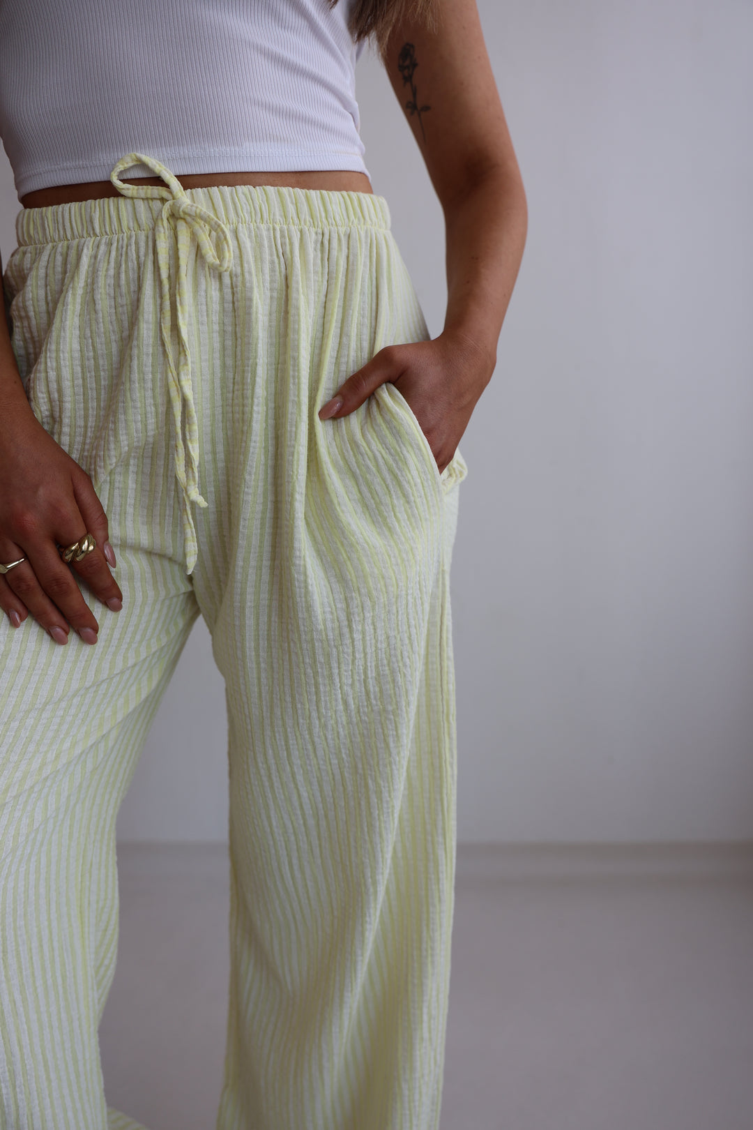 Lange Musselinhose mit Streifen Little Lines