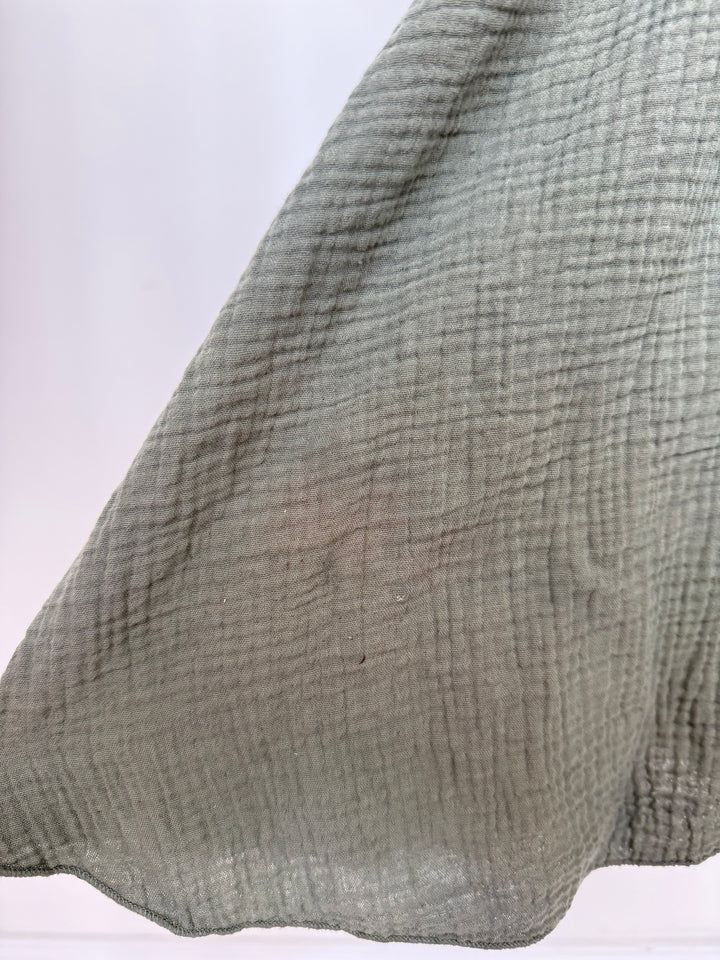 KURZES MUSSELINKLEID MIT RÜSCHENÄRMELN JOY KHAKI (B-WARE)