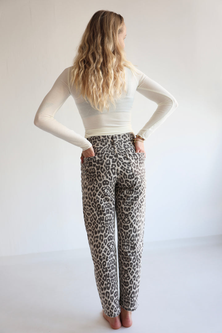 Mom Jeans mit Leoprint
