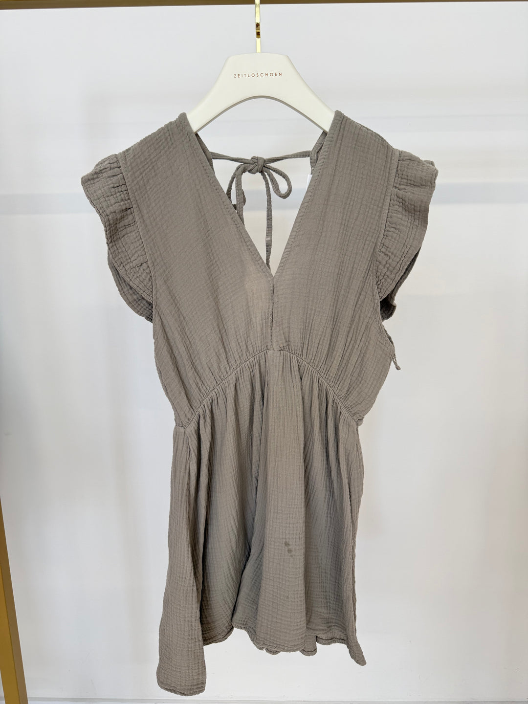MUSSELIN-JUMPSUIT MIT RÜSCHEN TAUPE (B-WARE)