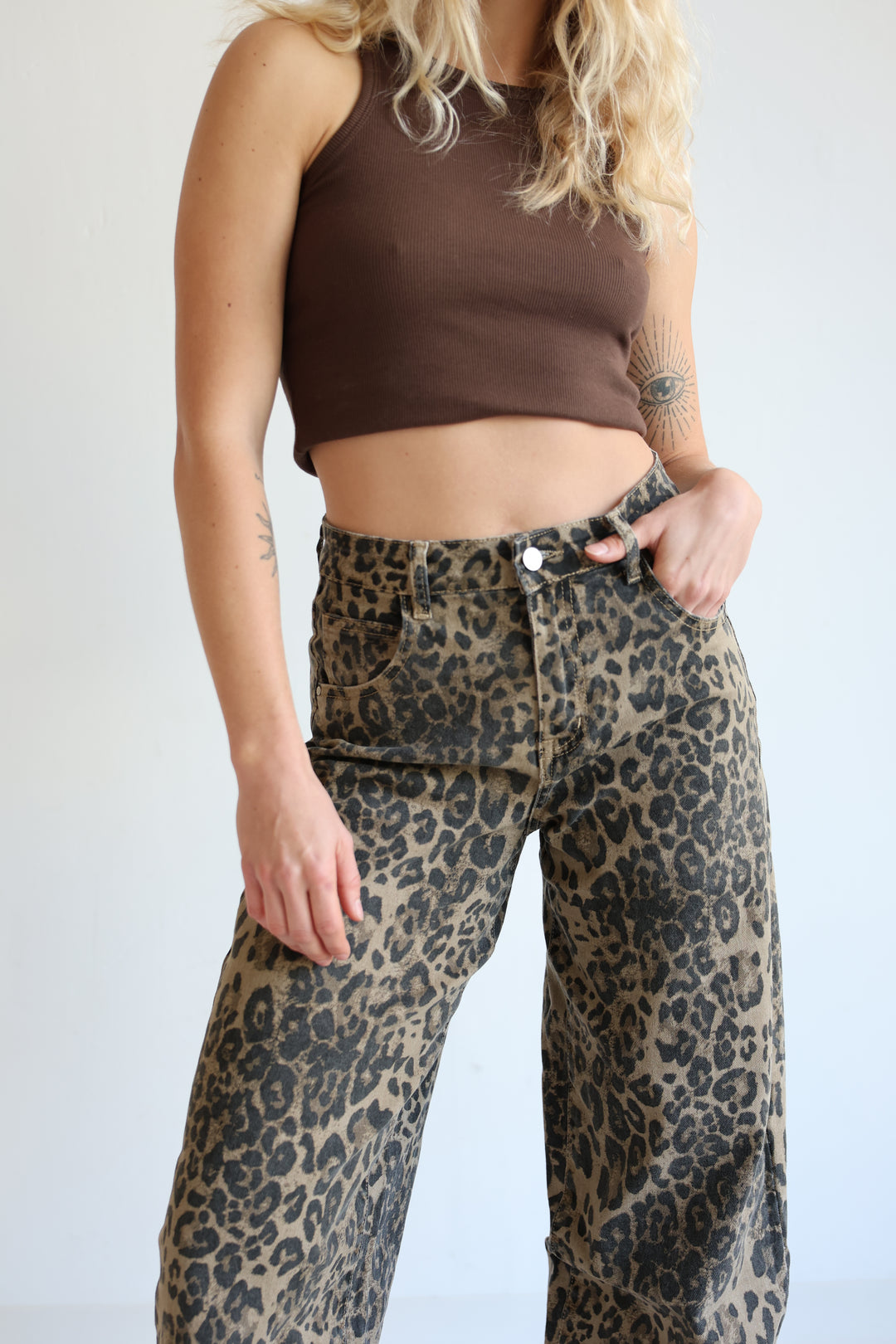 Barrel Jeans mit Leoprint