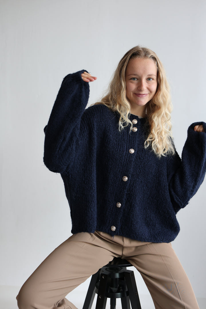 Kurzer Oversize Cardigan mit goldenen Manschettenknöpfen Claire