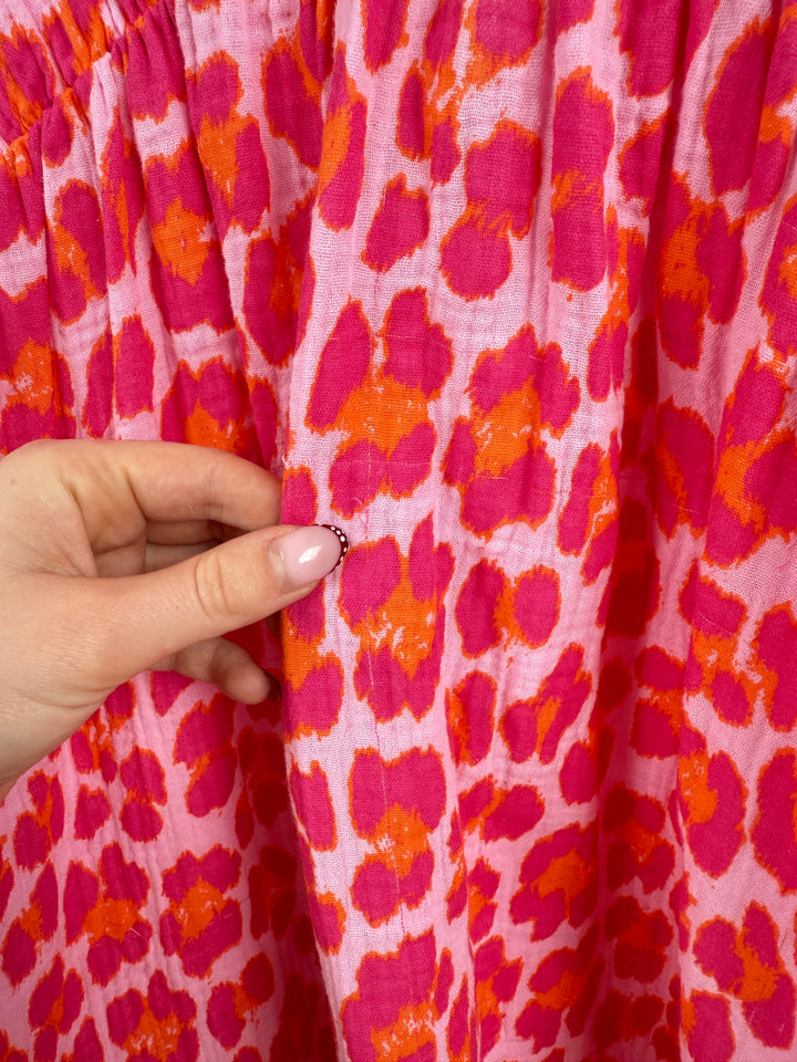 LANGES MUSSELINKLEID MIT RÜSCHEN LEOLOVE PINK(B-WARE)