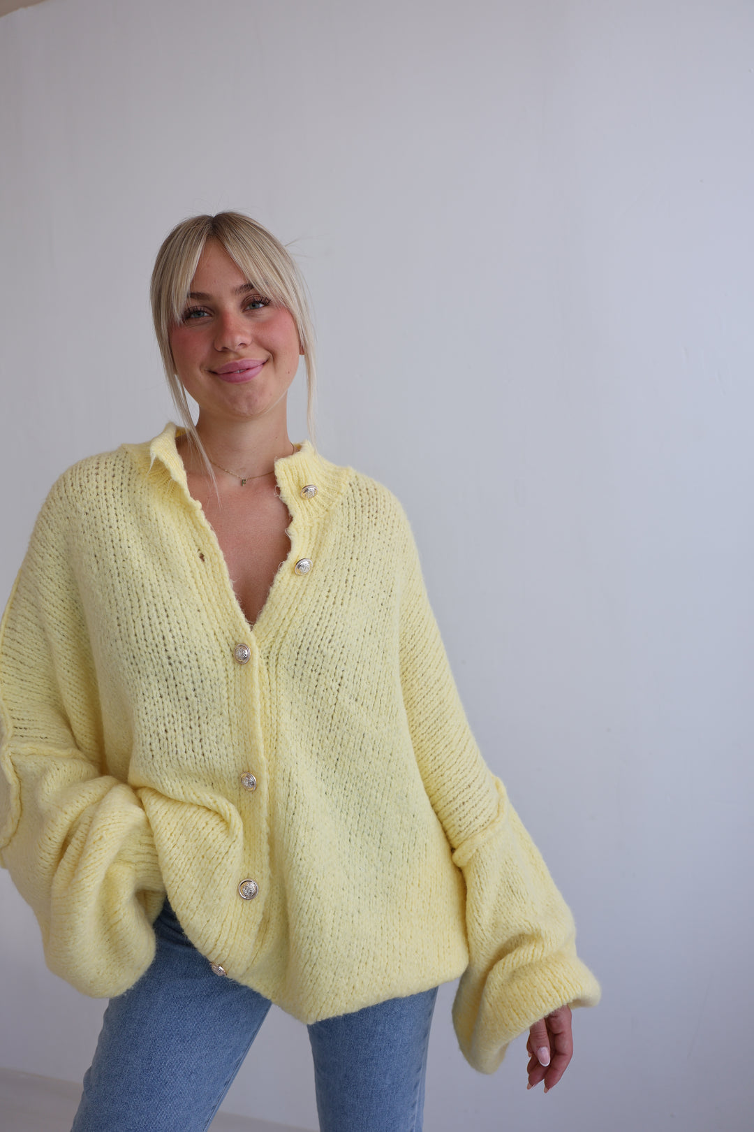 Langer Oversize Cardigan mit goldenen Manschettenknöpfen Claire