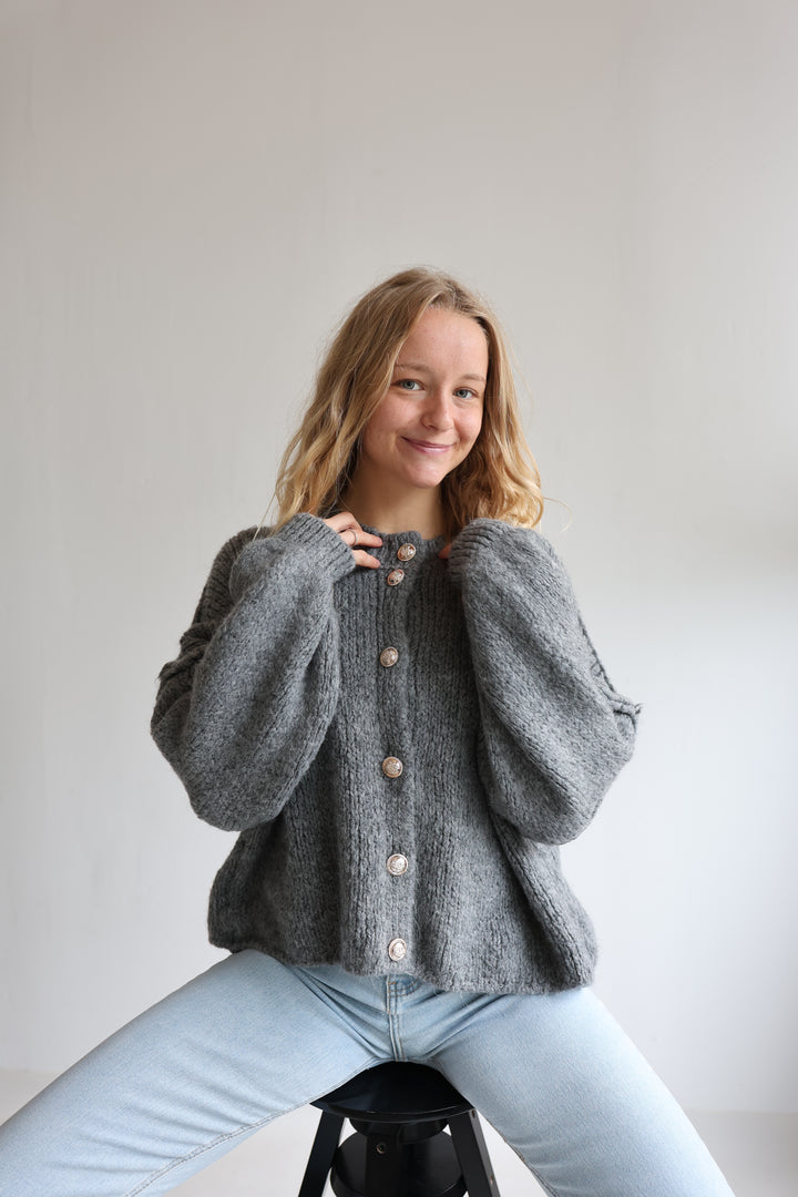Kurzer Oversize Cardigan mit goldenen Manschettenknöpfen Claire