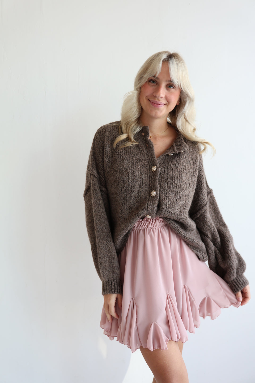 Kurzer Oversize Cardigan mit goldenen Manschettenknöpfen Claire
