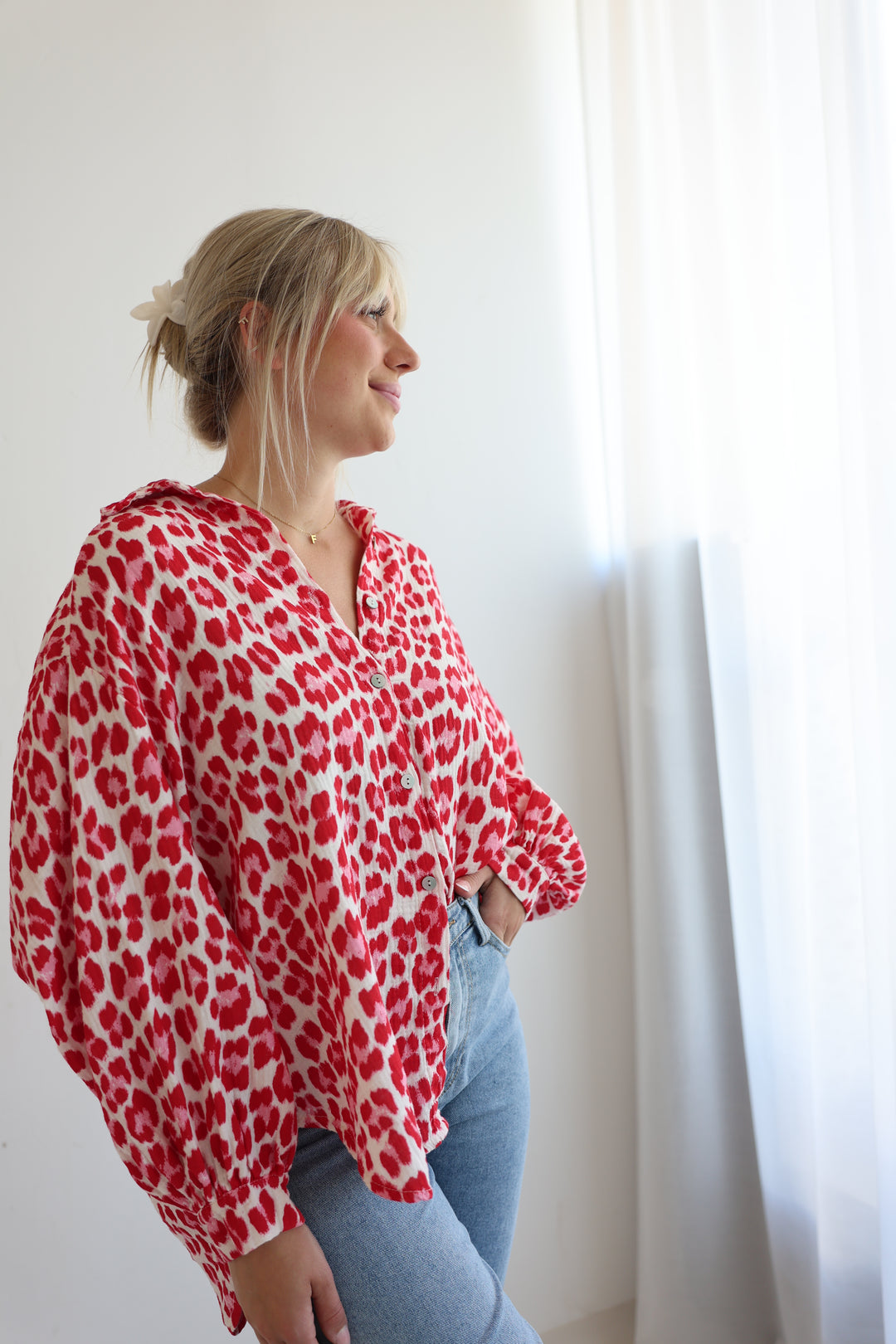 Kurzes Blusenhemd aus Musselin mit Leoprint Leolove