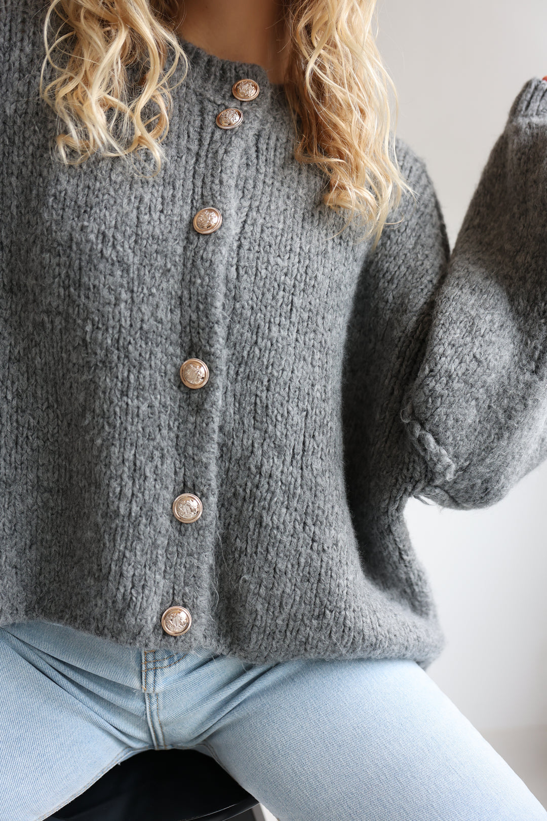 Kurzer Oversize Cardigan mit goldenen Manschettenknöpfen Claire