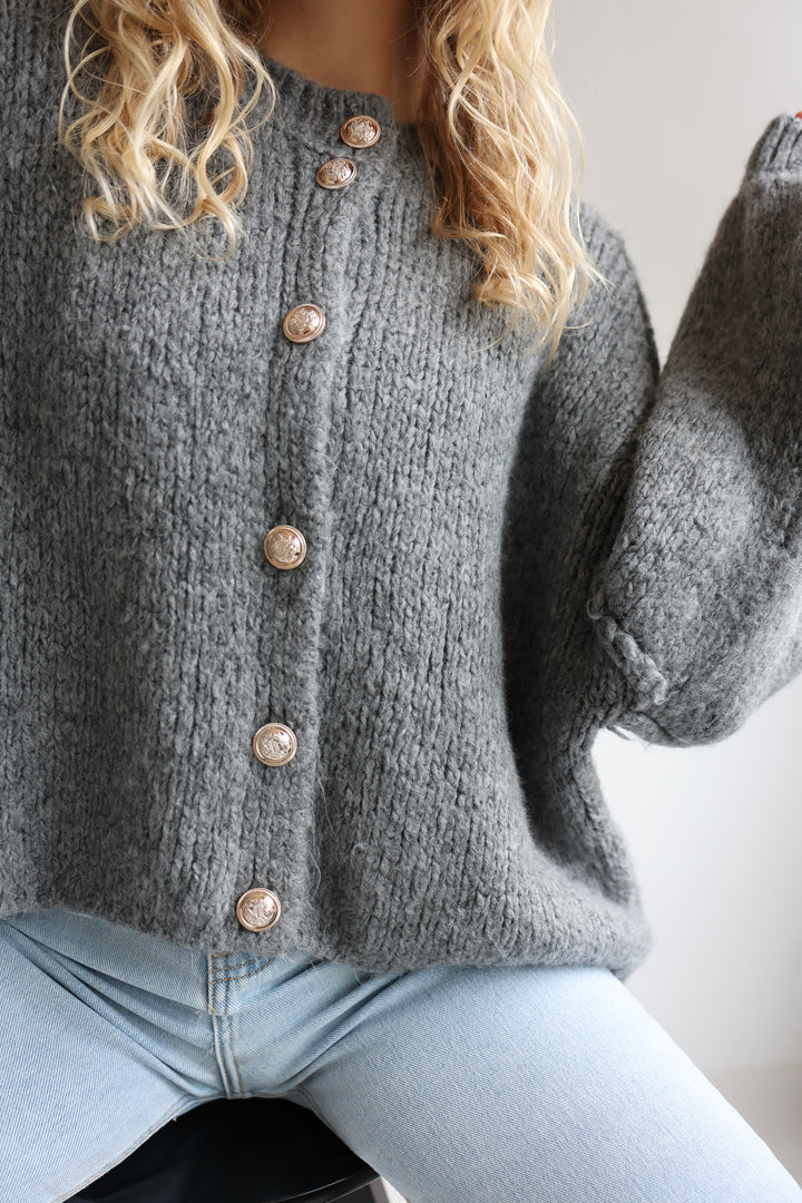 Kurzer Oversize Cardigan mit goldenen Manschettenknöpfen Claire