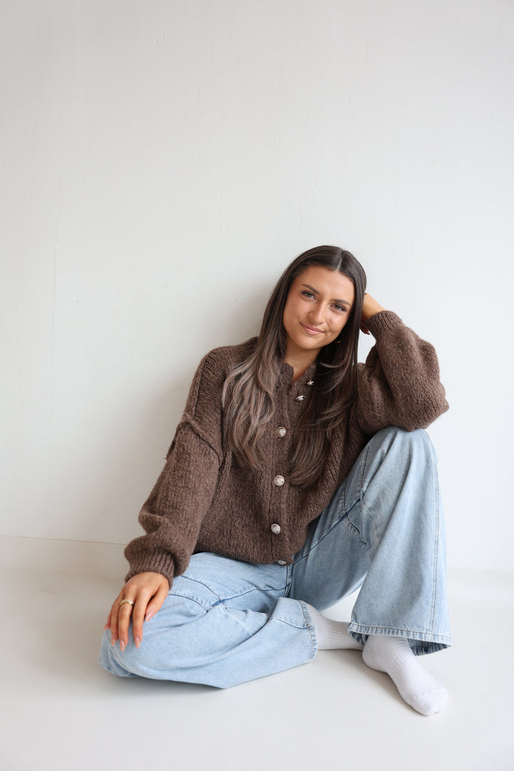 Kurzer Oversize Cardigan mit goldenen Manschettenknöpfen Claire