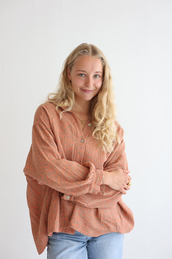 Kurzes Blusenhemd aus Musselin mit Leoprint Leolove