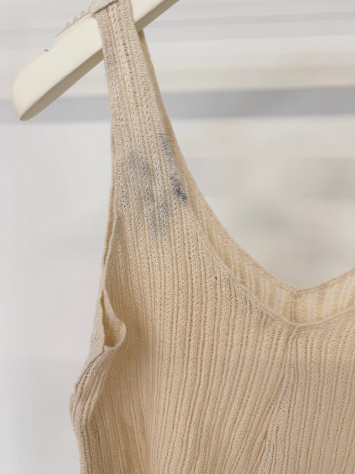 RIBBED SLEEVELESS V-NECK TOP (B-WARE)