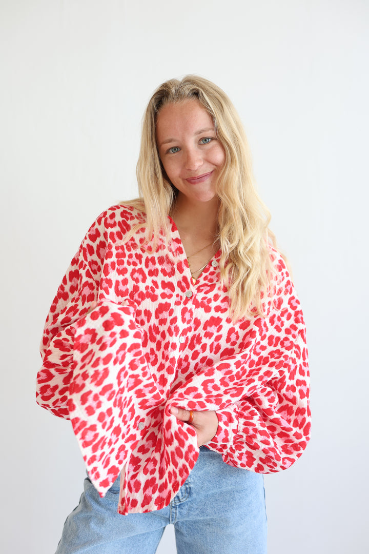 Kurzes Blusenhemd aus Musselin mit Leoprint Leolove