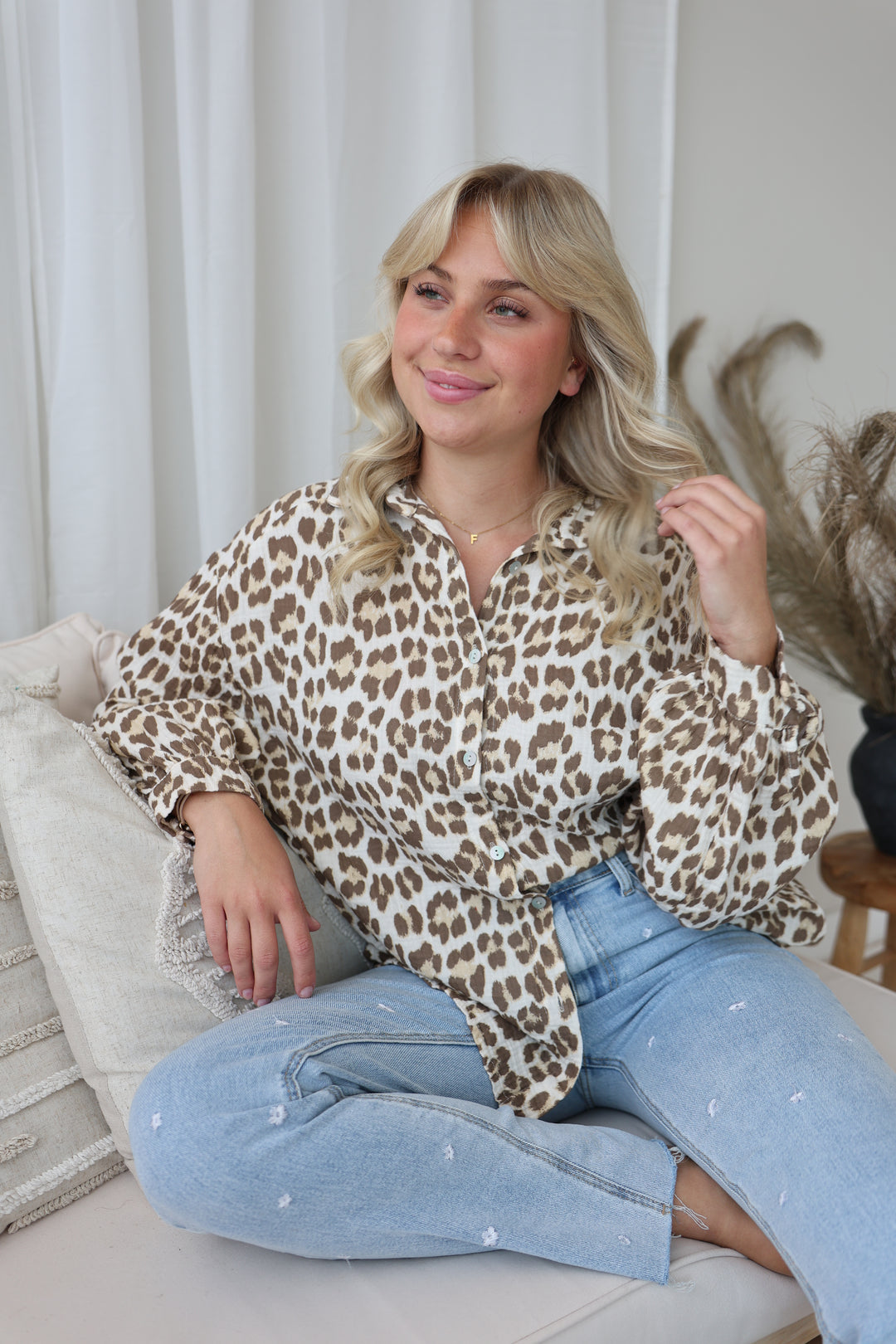 Kurzes Blusenhemd aus Musselin mit Leoprint Leolove