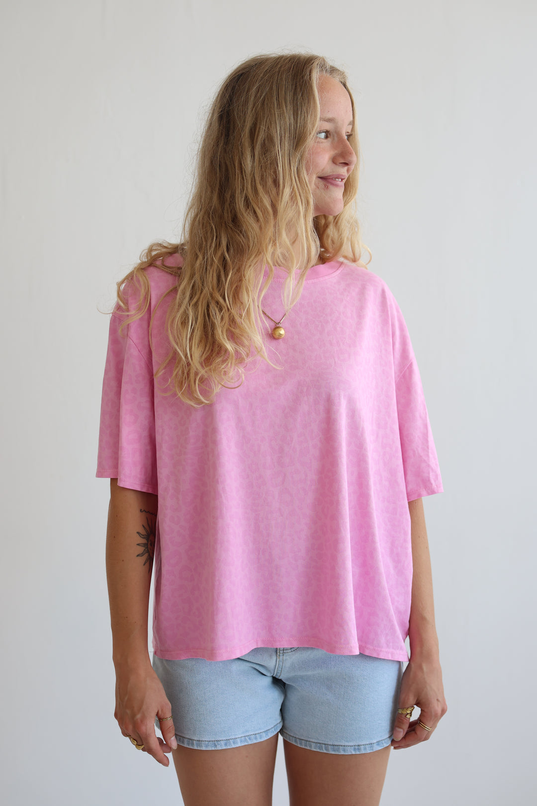 Oversize T-Shirt mit Leoprint