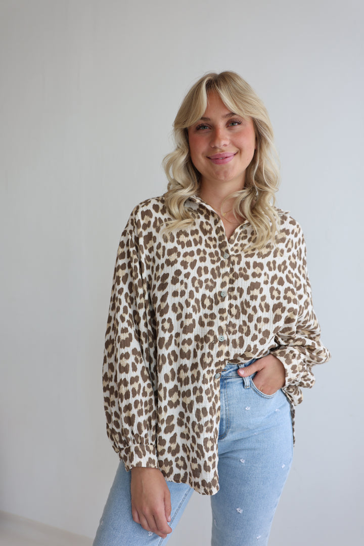 Kurzes Blusenhemd aus Musselin mit Leoprint Leolove