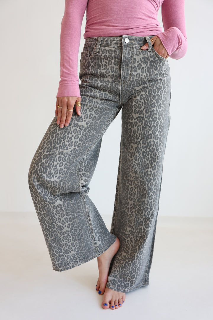 Wide Leg Jeans mit Leoprint