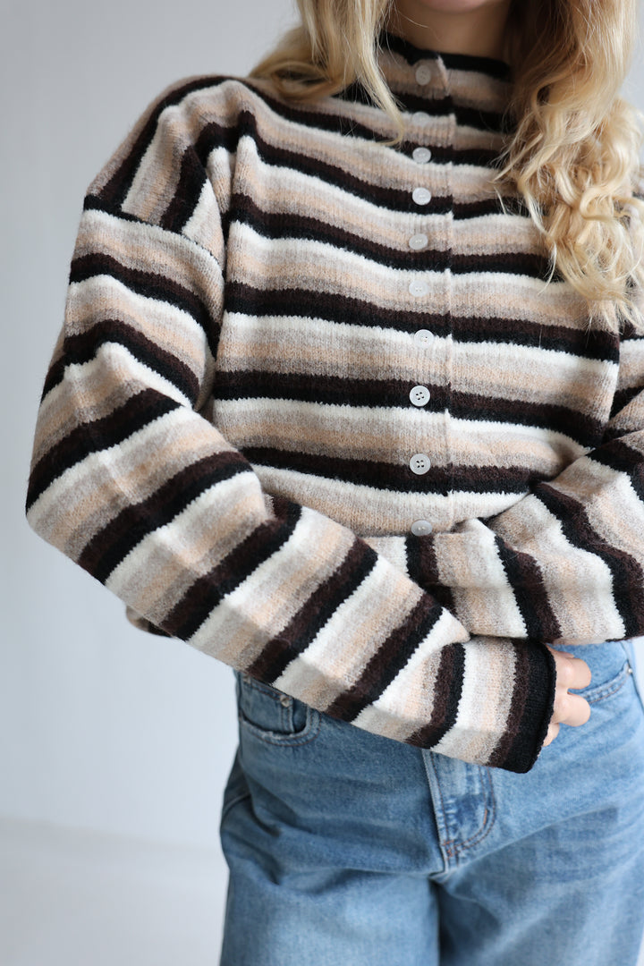 Gestreifte Strickjacke mit Mini-Stehkragen Hannah
