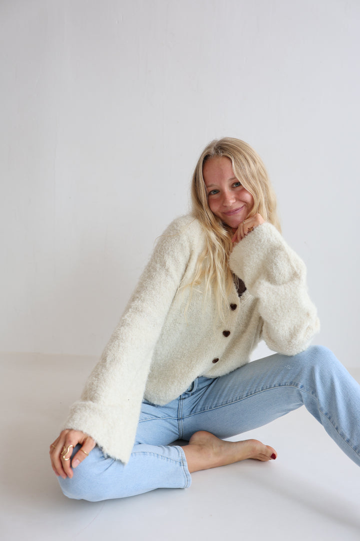 Kuscheliger Cardigan mit Herzknöpfen Tara