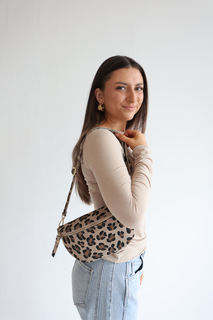 Crossbody Bag Medium aus Wildleder