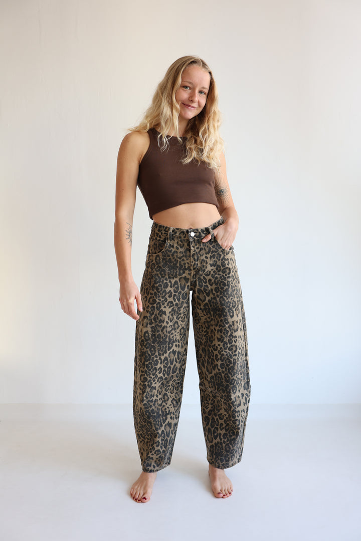 Barrel Jeans mit Leoprint