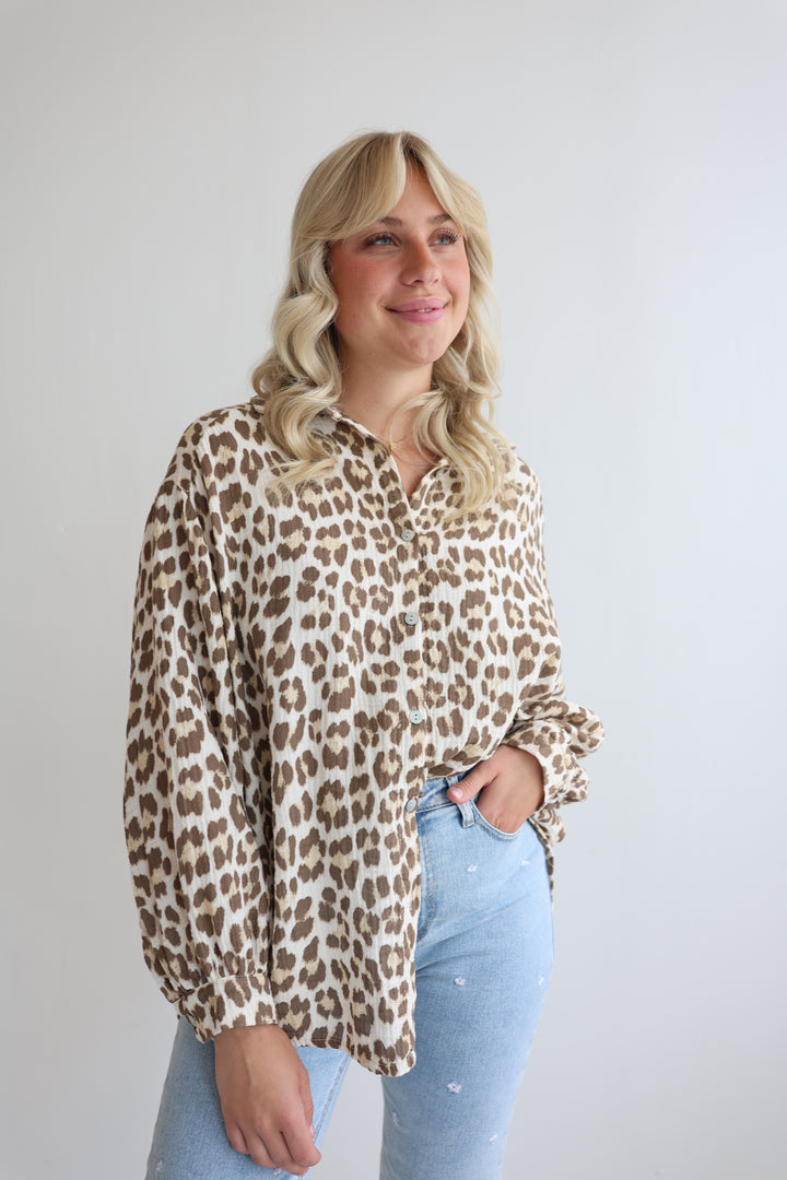 Kurzes Blusenhemd aus Musselin mit Leoprint Leolove