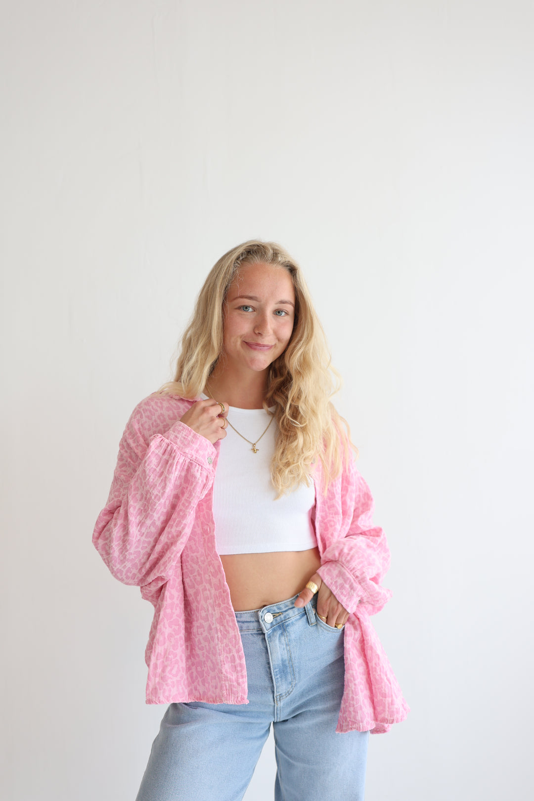 Kurzes Blusenhemd aus Musselin mit Leoprint Leolove