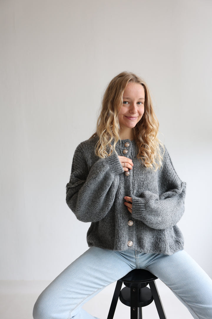 Kurzer Oversize Cardigan mit goldenen Manschettenknöpfen Claire