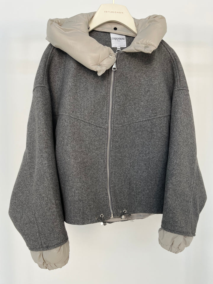 LEICHTE BOMBERJACKE MIT ABNEHMBARER KAPUZE GRAU GR.S/M (B-WARE)