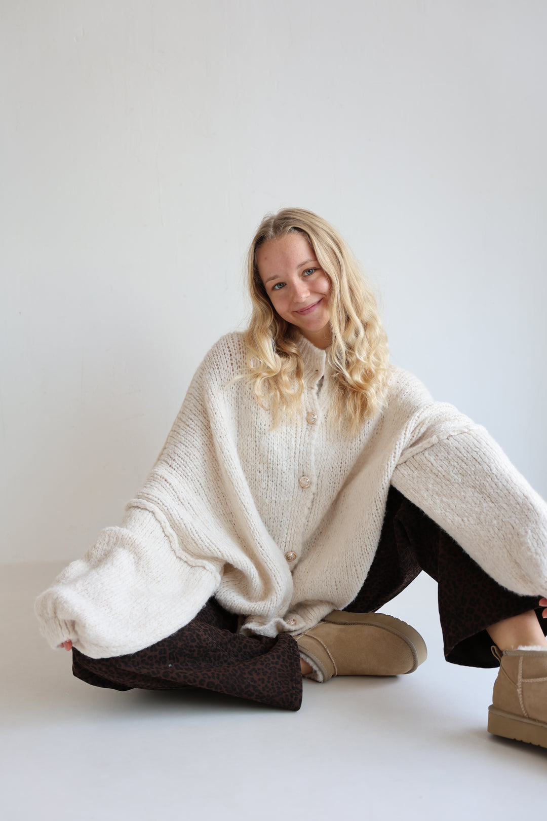 Langer Oversize Cardigan mit goldenen Manschettenknöpfen Claire