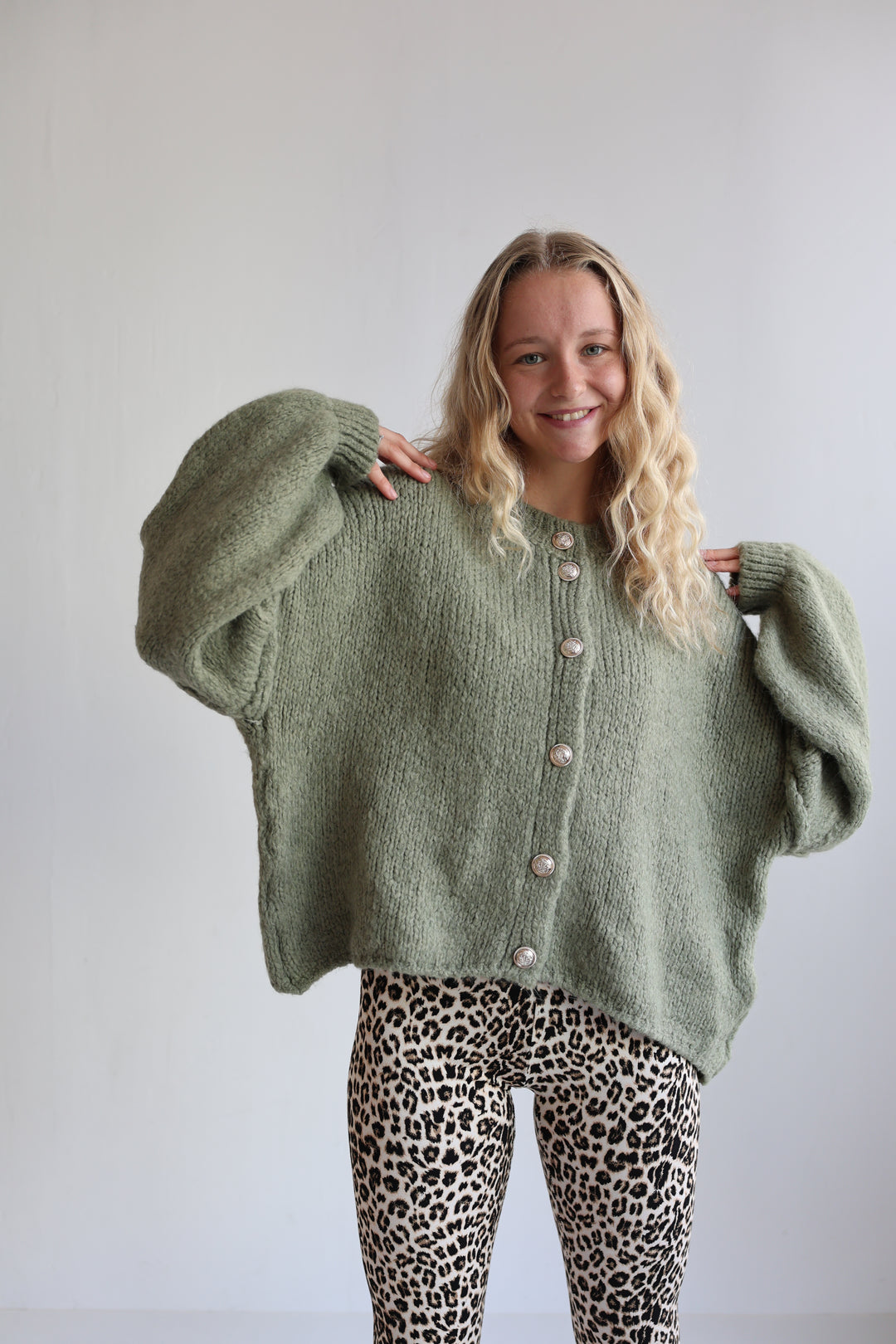 Kurzer Oversize Cardigan mit goldenen Manschettenknöpfen Claire