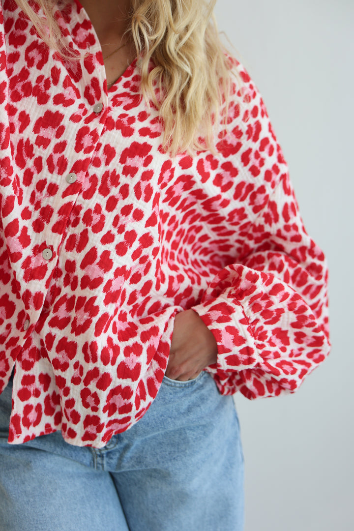 Kurzes Blusenhemd aus Musselin mit Leoprint Leolove