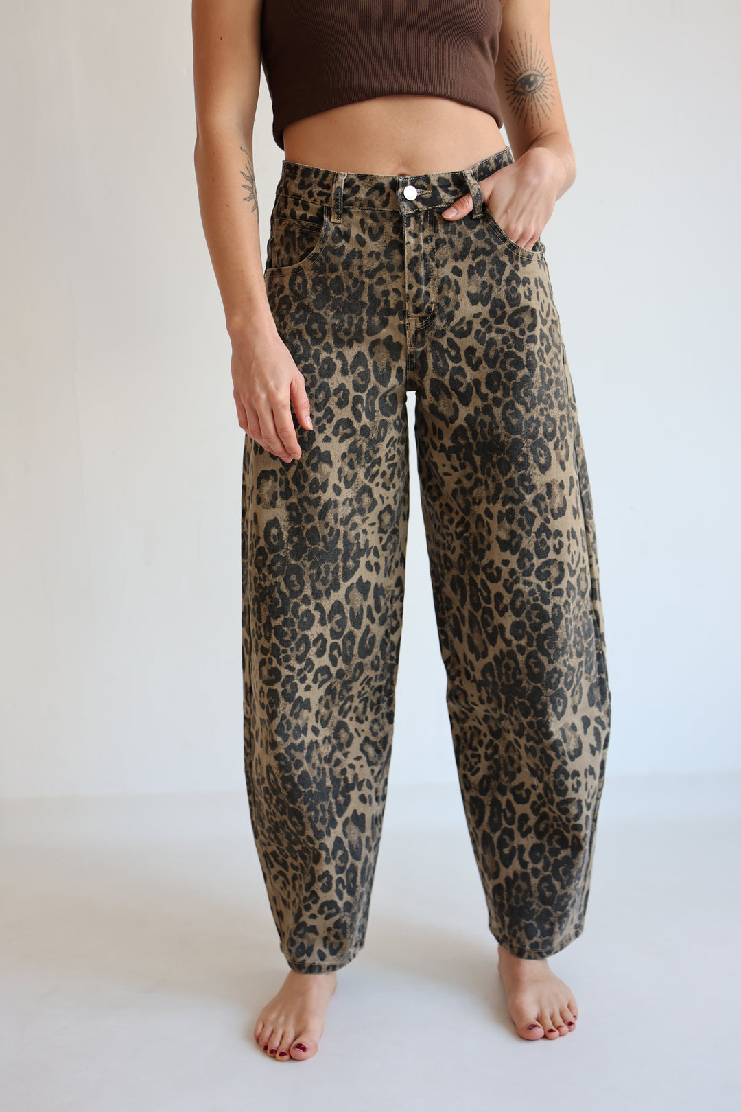 Barrel Jeans mit Leoprint