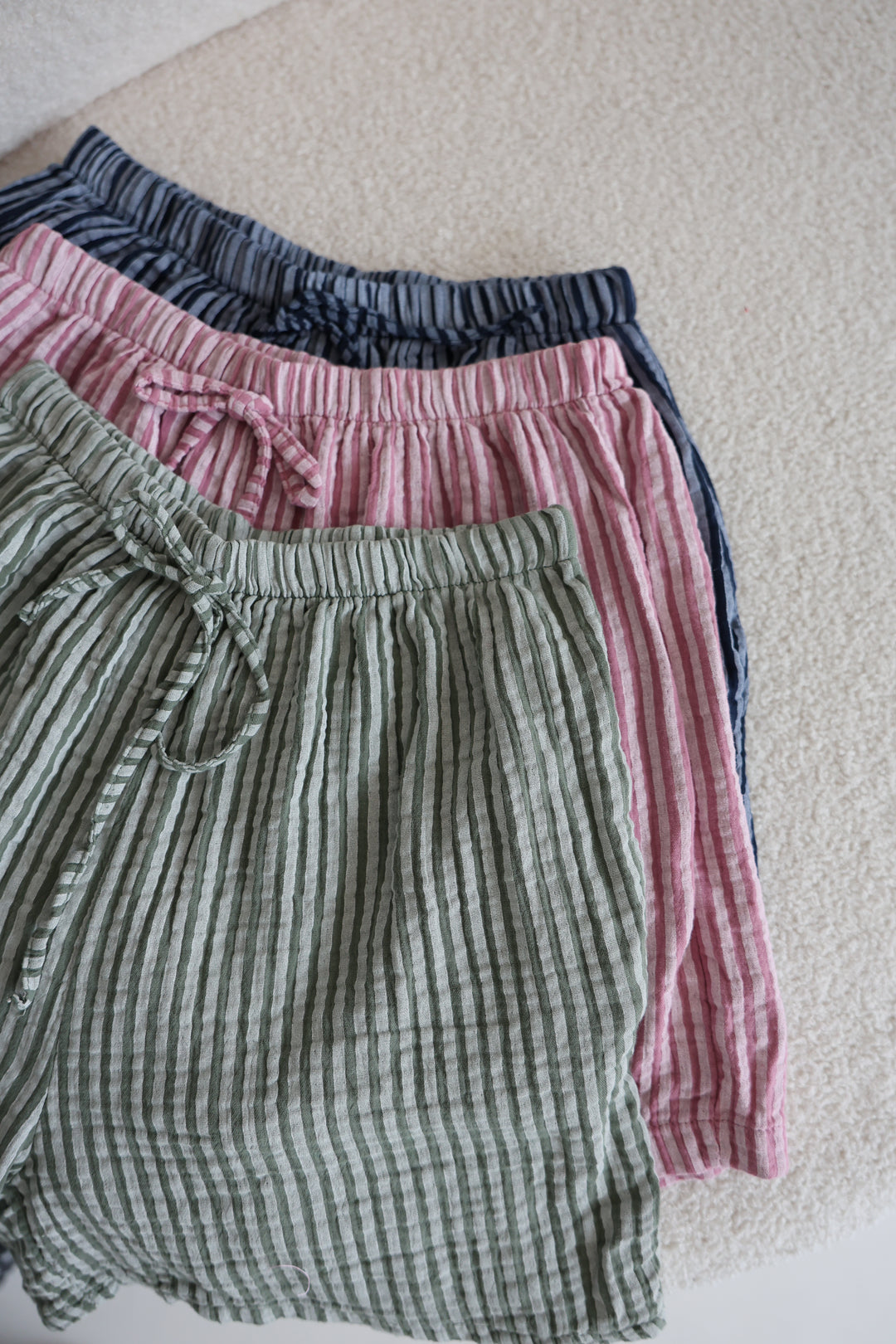Kurze Musselinshorts Little Lines