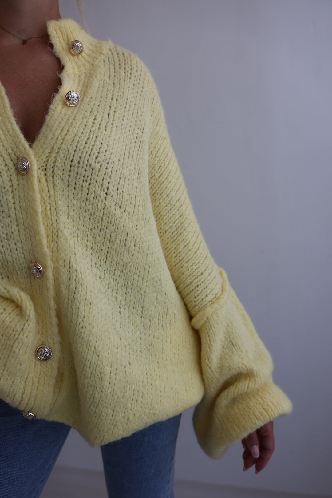 Langer Oversize Cardigan mit goldenen Manschettenknöpfen Claire