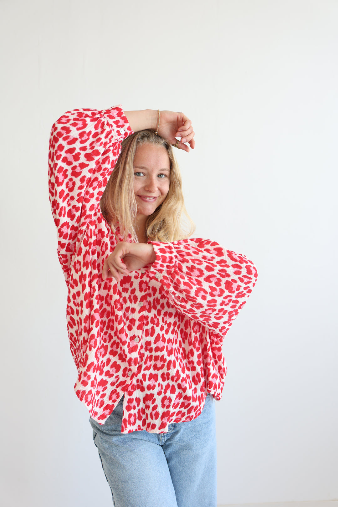 Kurzes Blusenhemd aus Musselin mit Leoprint Leolove