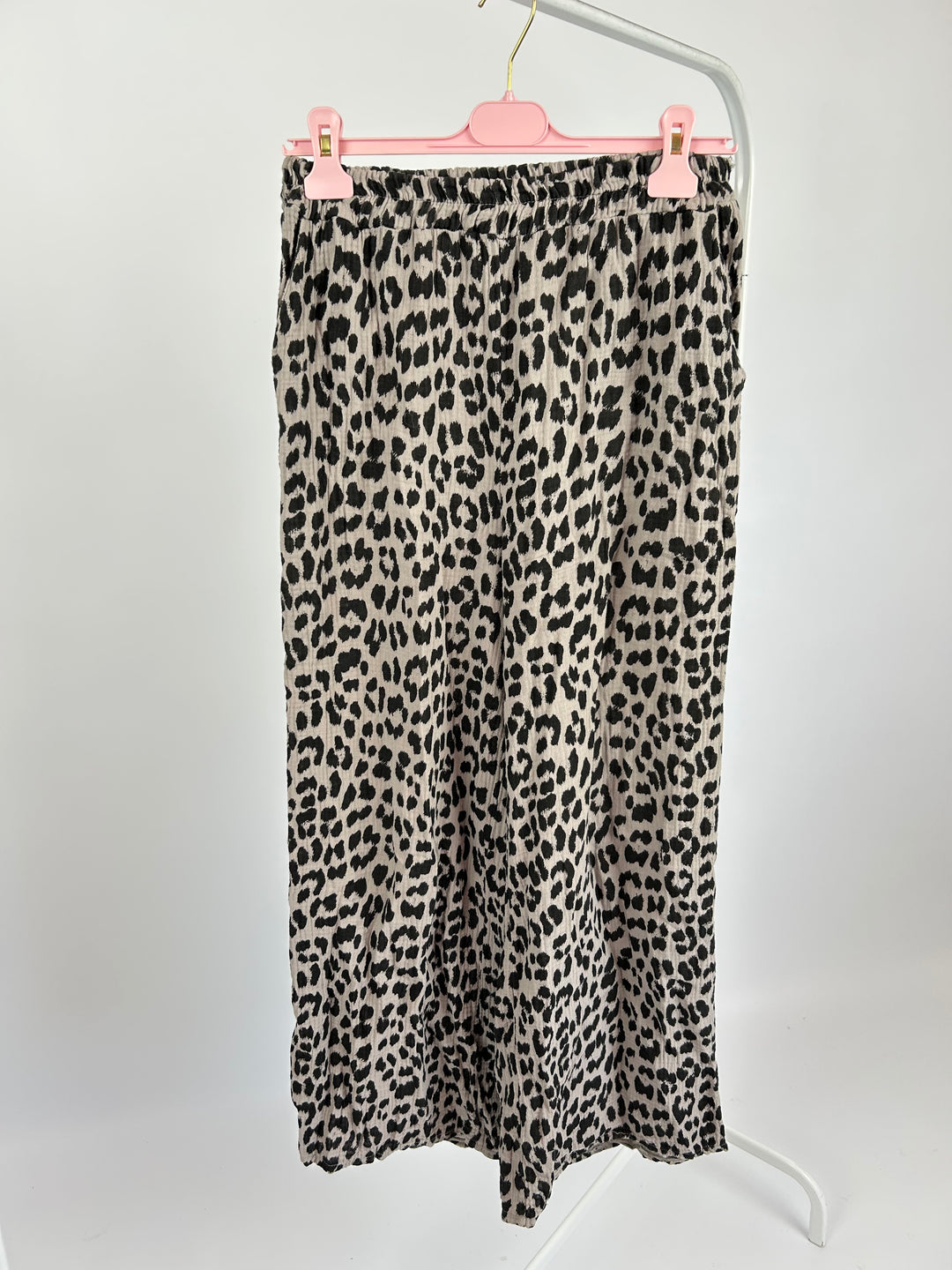 LANGE MUSSELINHOSE MIT LEOPRINT LEOLOVE TAUPE EINHEITSGRÖSSE (B-WARE)