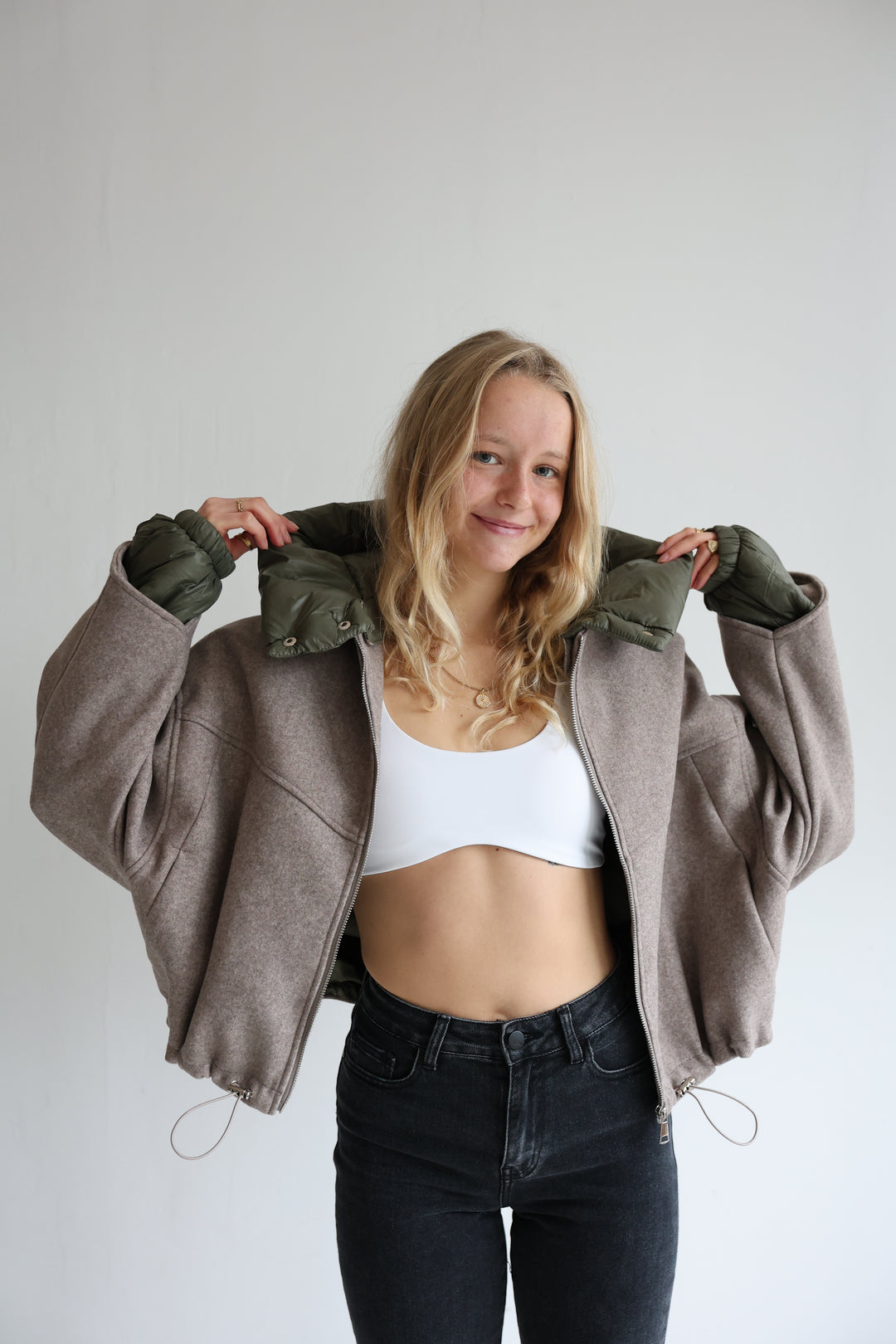 Leichte Bomberjacke mit abnehmbarer Kapuze