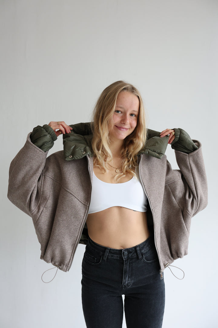 Leichte Bomberjacke mit abnehmbarer Kapuze