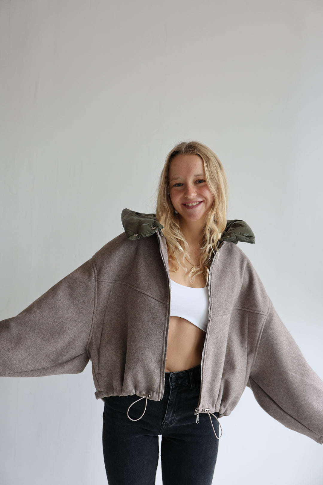 Leichte Bomberjacke mit abnehmbarer Kapuze