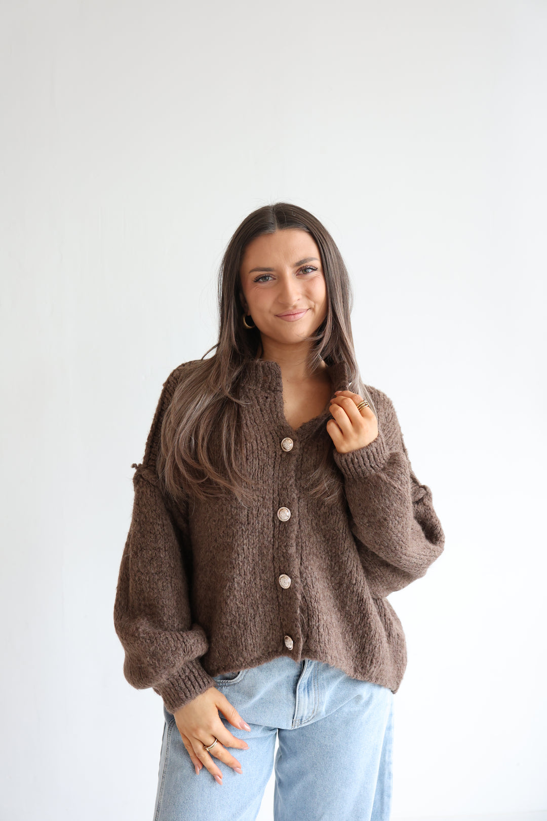 Kurzer Oversize Cardigan mit goldenen Manschettenknöpfen Claire